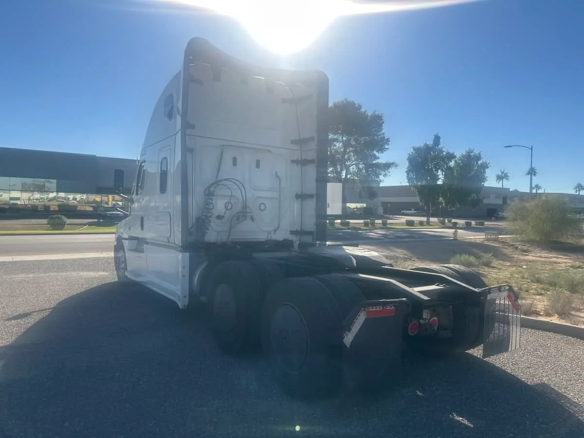 2023 Freightliner Cascadia - image 6