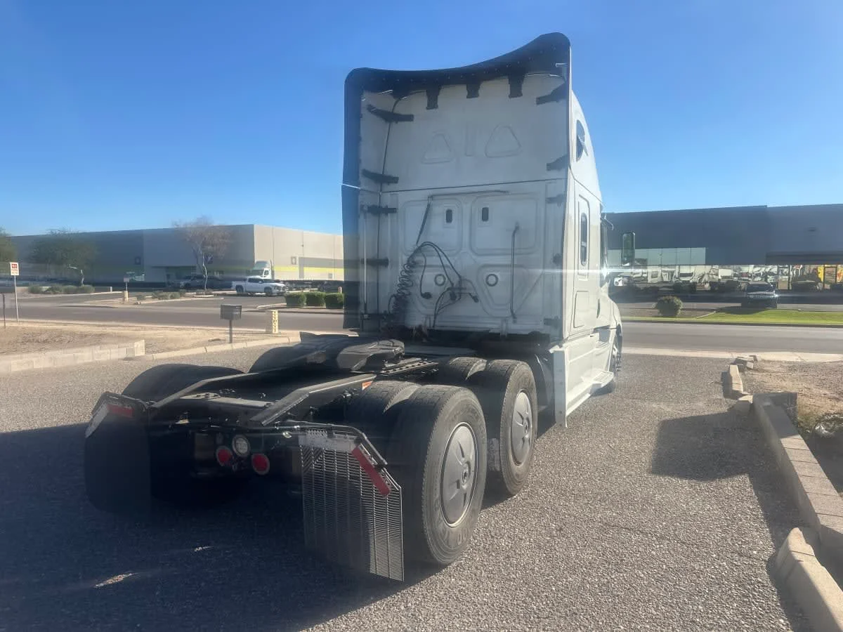 2023 Freightliner Cascadia - image 4