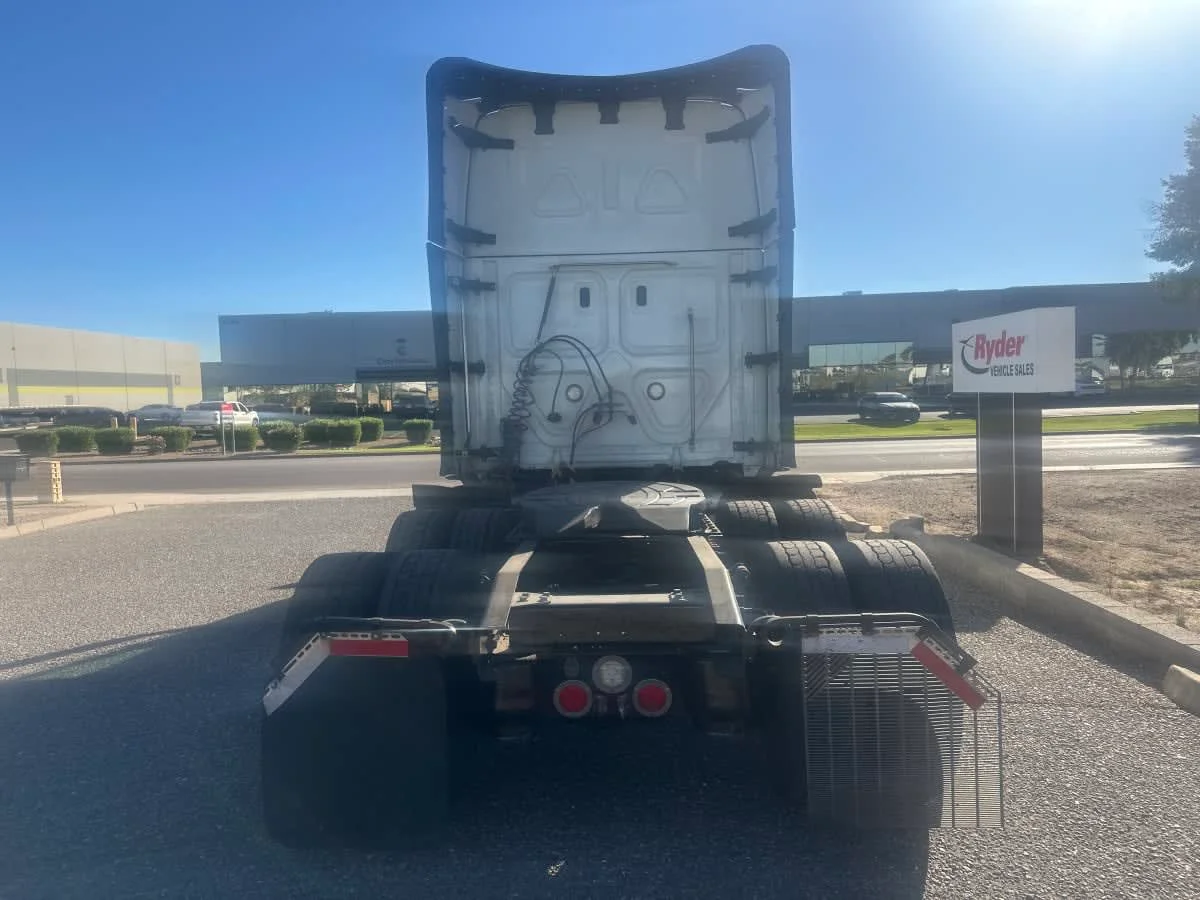 2023 Freightliner Cascadia - image 5