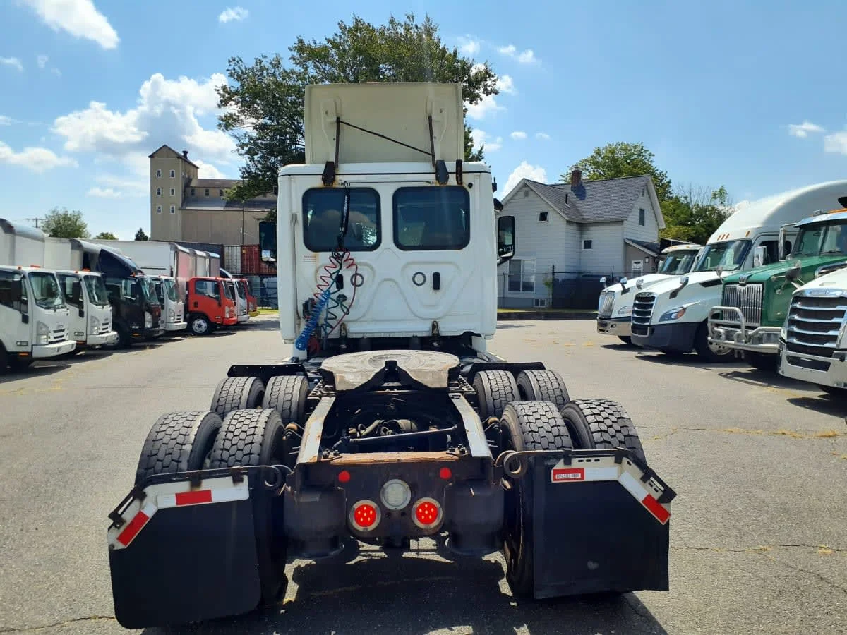 2019 Freightliner Cascadia - image 5