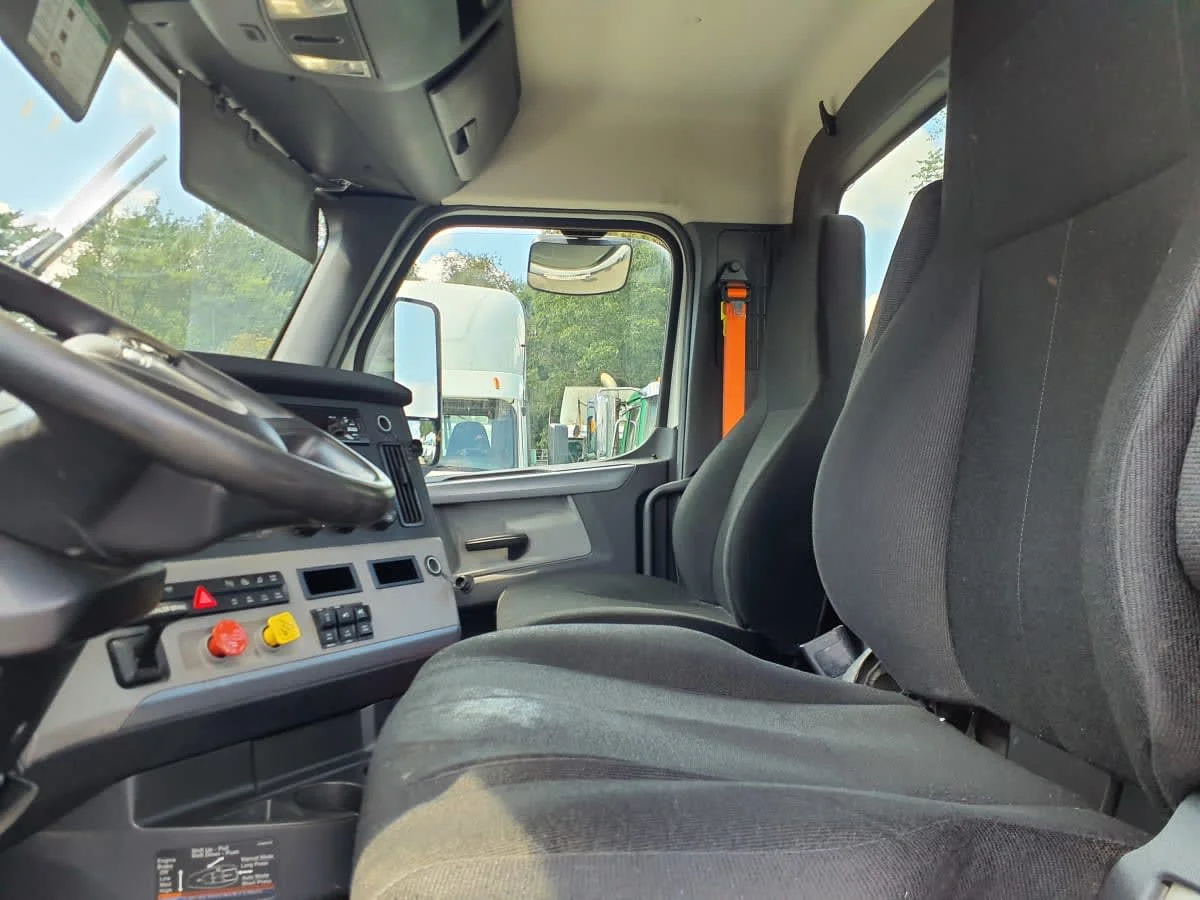 2019 Freightliner Cascadia in Springfield, MA — photo 10