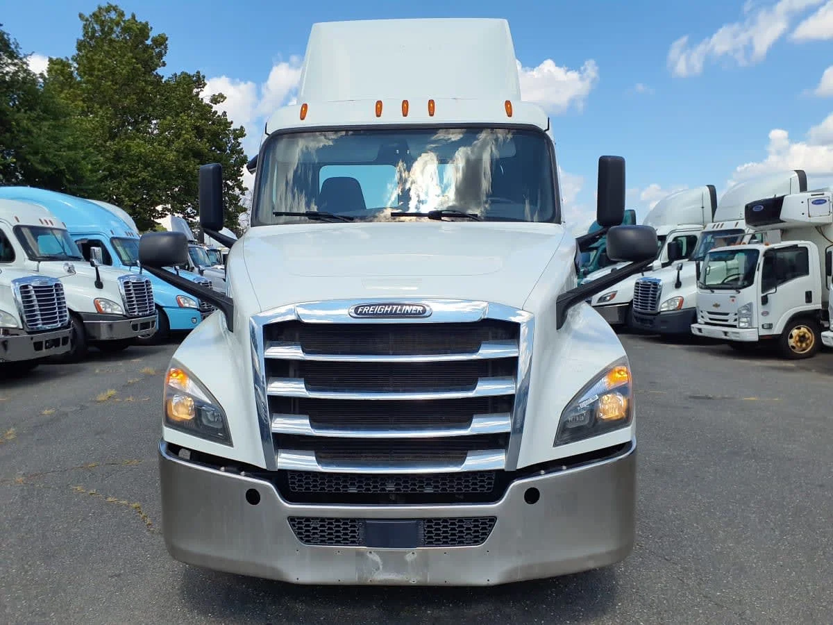 2019 Freightliner Cascadia - image 2