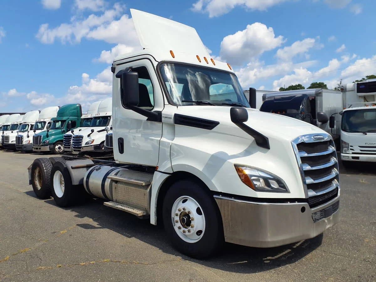 2019 Freightliner Cascadia - image 3