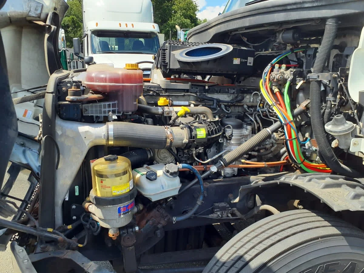 2019 Freightliner Cascadia - image 8