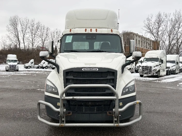 2022 Freightliner Cascadia - image 2