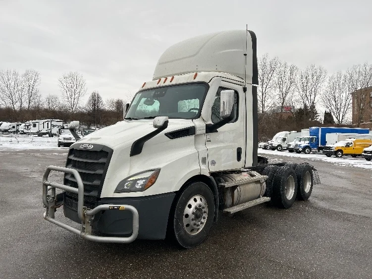 2022 Freightliner Cascadia - image 3