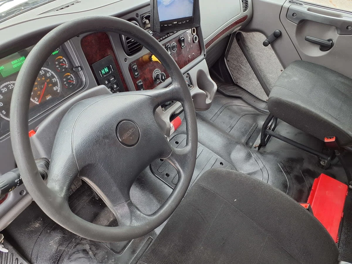 2018 Freightliner M2 106 - image 7