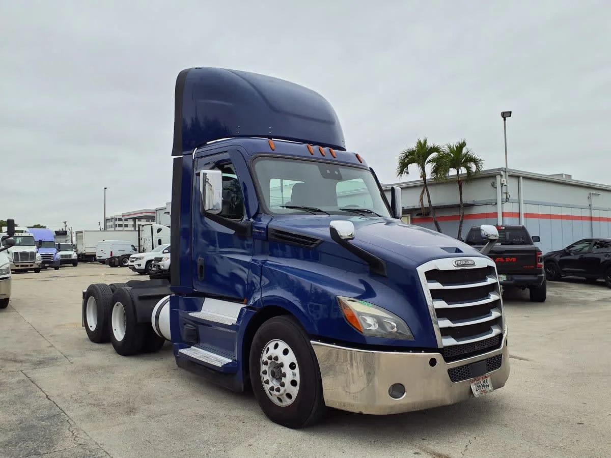 2020 Freightliner Cascadia - image 3