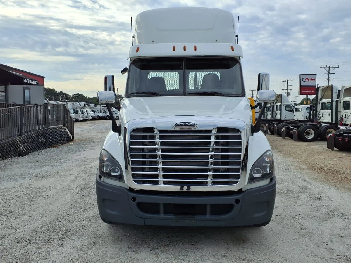 2020 Freightliner Cascadia in Greenville, SC — photo 2