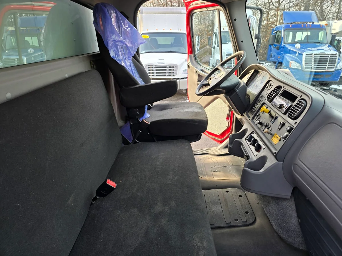2019 Freightliner M2 106 - image 7