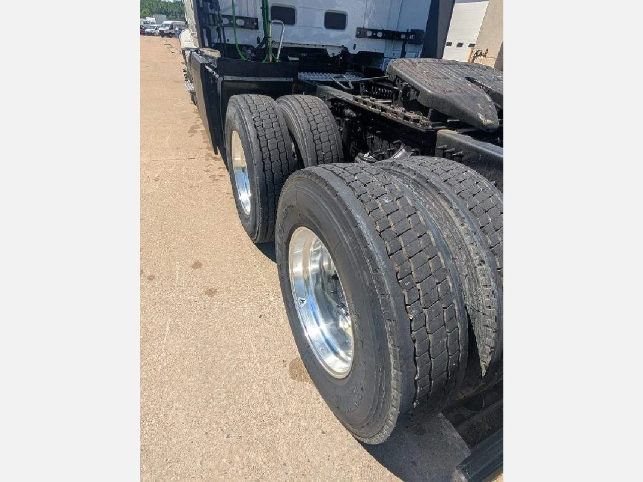 2026 Volvo VNL 860 in Erie, PA — photo 15