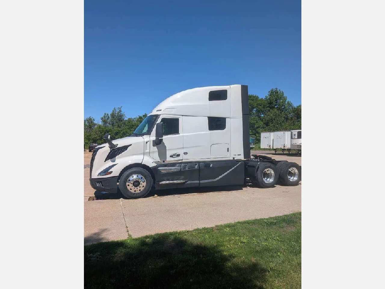 2026 Volvo VNL 860 in Erie, PA — photo 3
