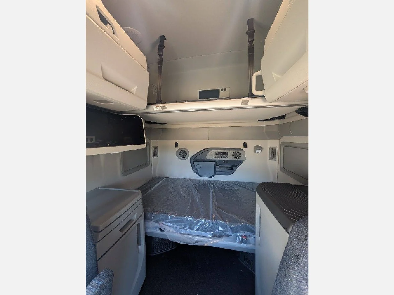 2026 Volvo VNL 860 in Erie, PA — photo 12