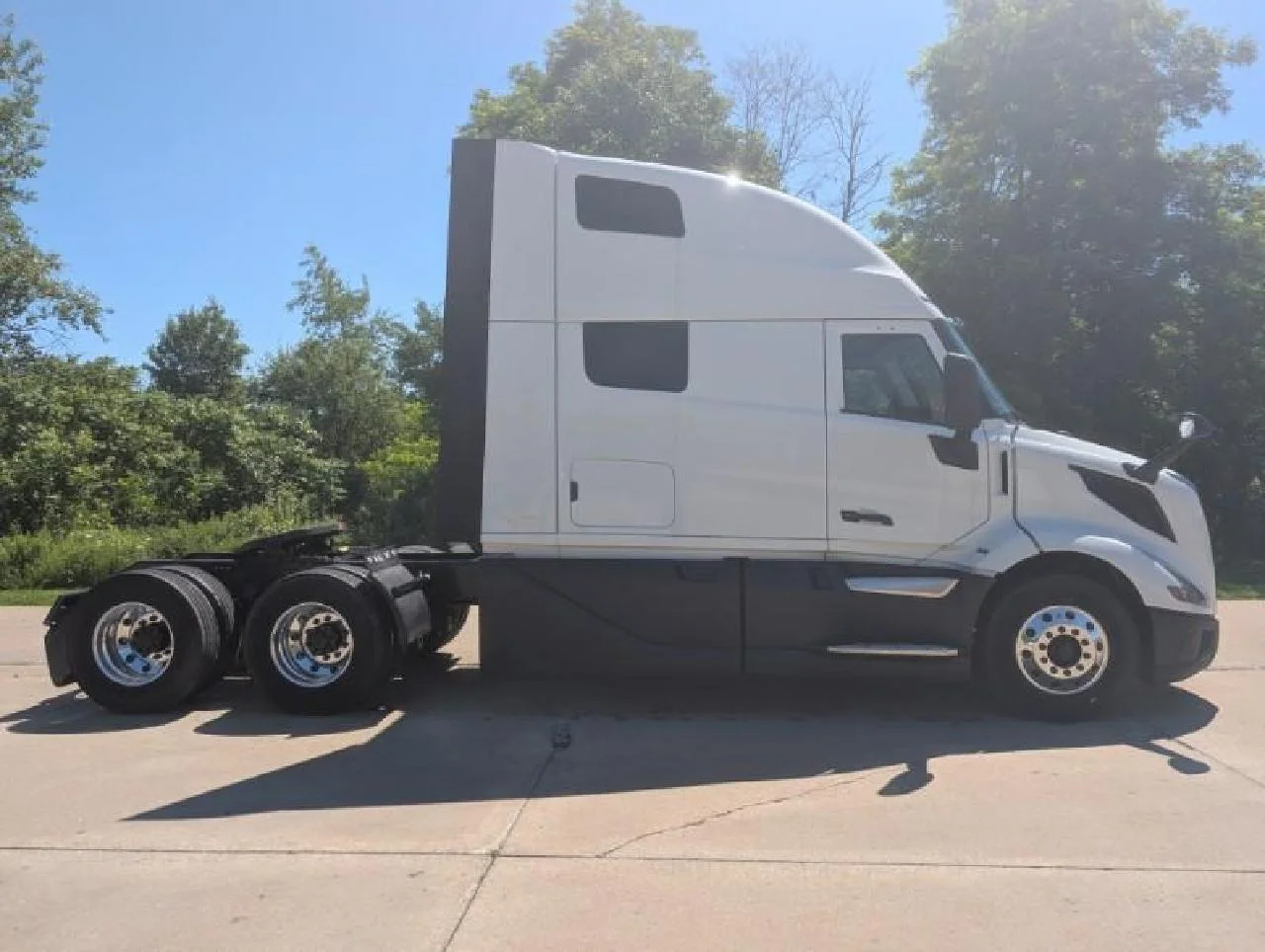 2026 Volvo VNL 860 in Erie, PA — photo 9
