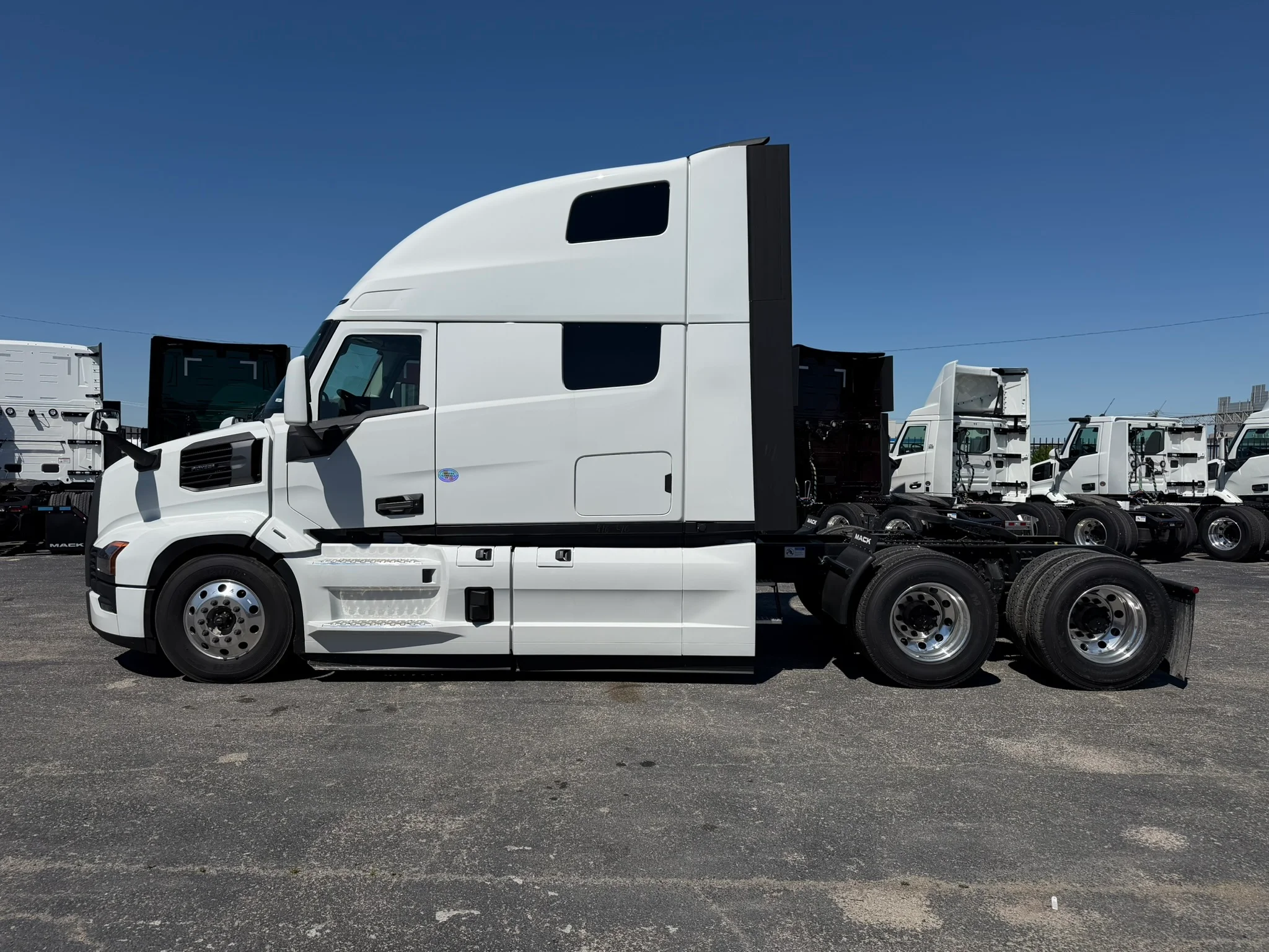 2027 Mack Pinnacle in Fort Worth, TX — photo 8