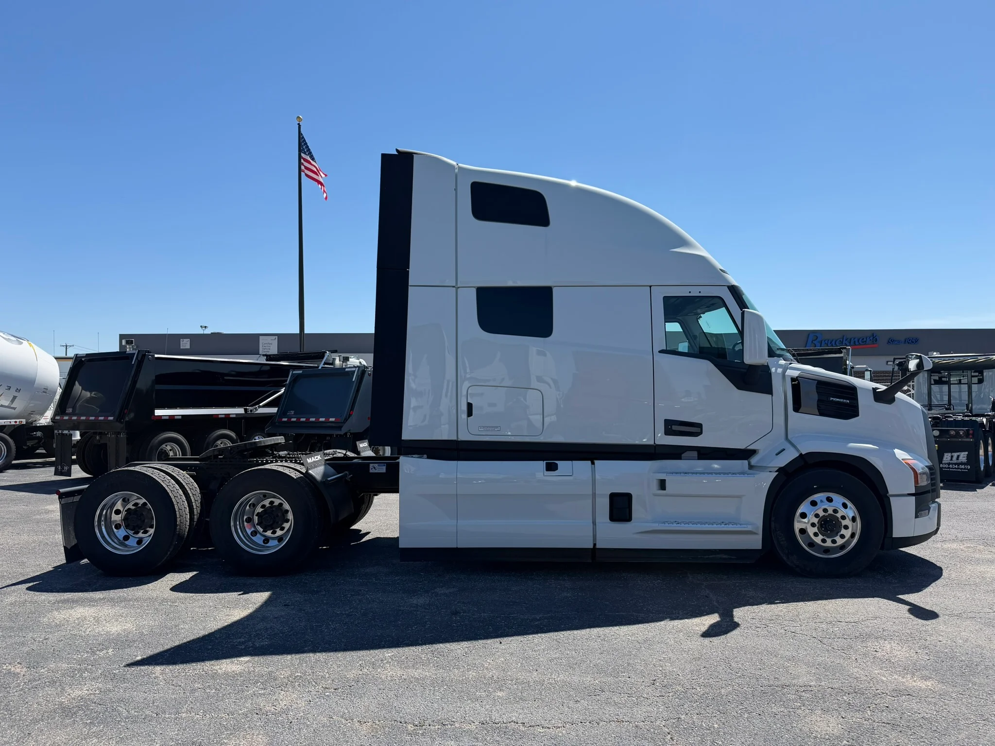2027 Mack Pinnacle in Fort Worth, TX — photo 4