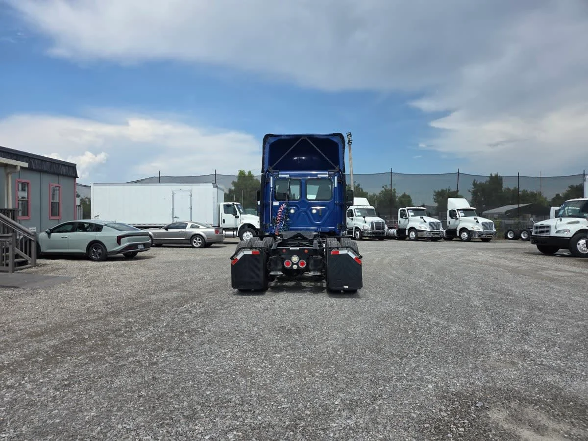 2020 Freightliner Cascadia in St. Rose, LA — photo 5