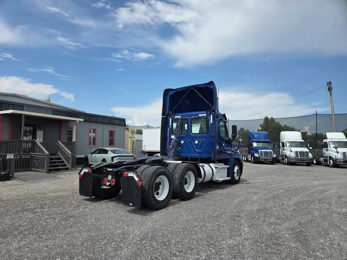 2020 Freightliner Cascadia in St. Rose, LA — photo 4