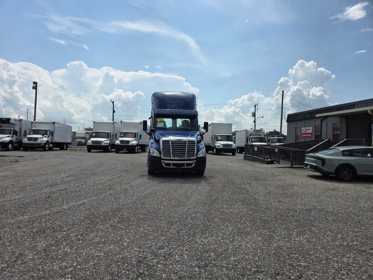 2020 Freightliner Cascadia in St. Rose, LA — photo 2