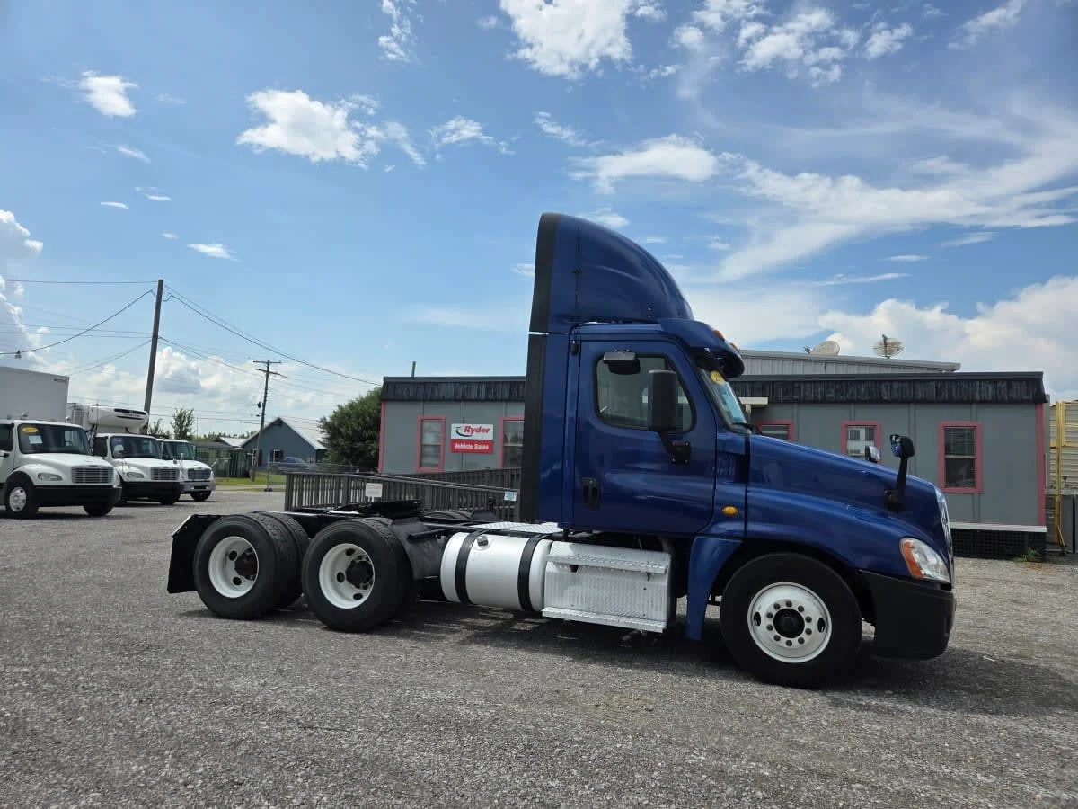 2020 Freightliner Cascadia in St. Rose, LA — photo 9