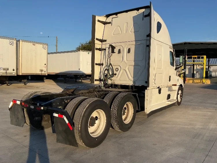 2020 Freightliner Cascadia - image 7