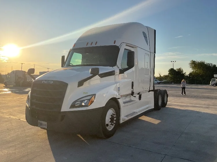 2020 Freightliner Cascadia - image 3