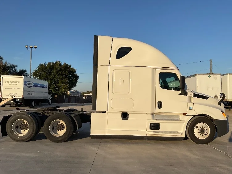2020 Freightliner Cascadia - image 8