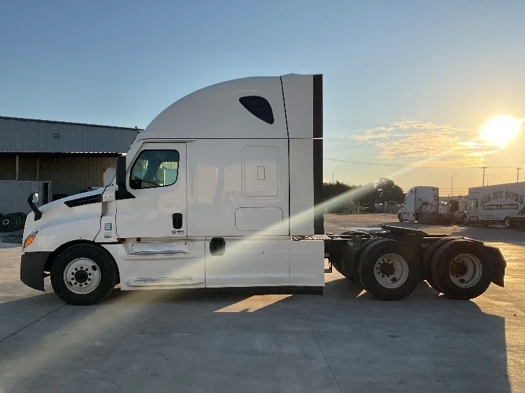 2020 Freightliner Cascadia - image 4