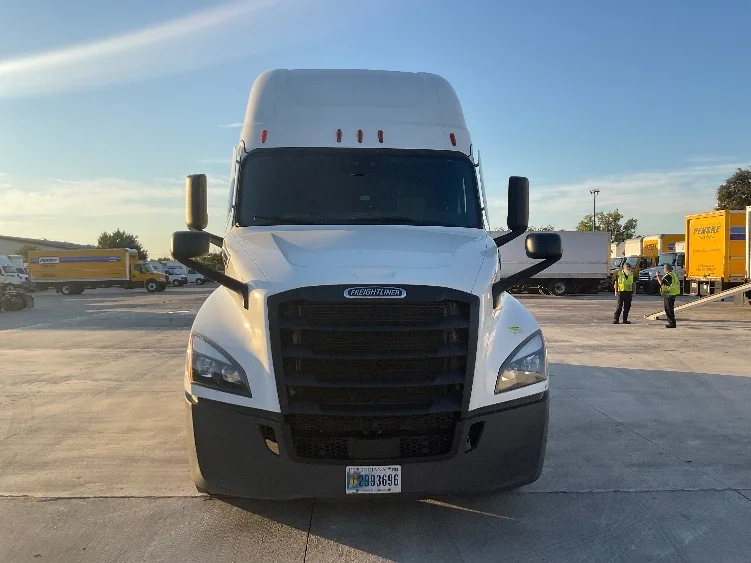 2020 Freightliner Cascadia - image 2