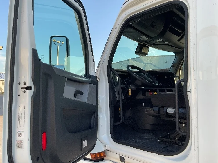 2020 Freightliner Cascadia - image 9