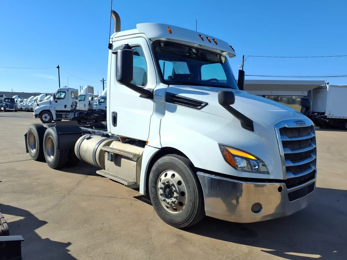 2019 Freightliner Cascadia - image 3