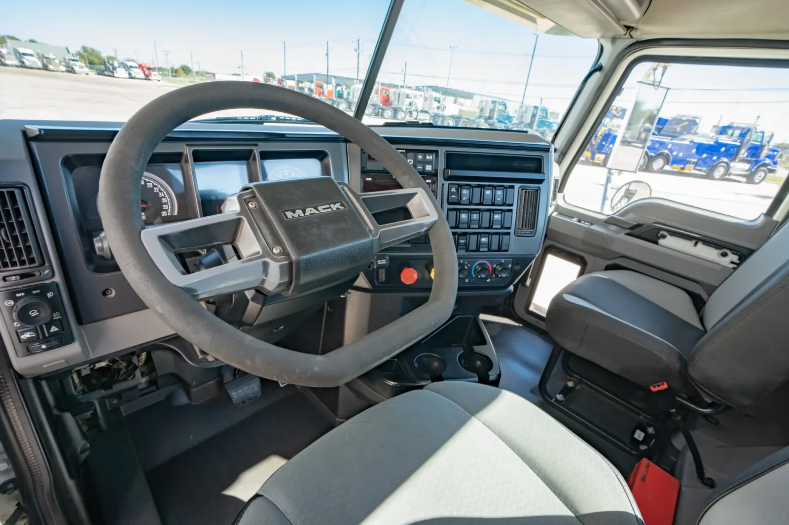 2019 Mack Pinnacle - image 16