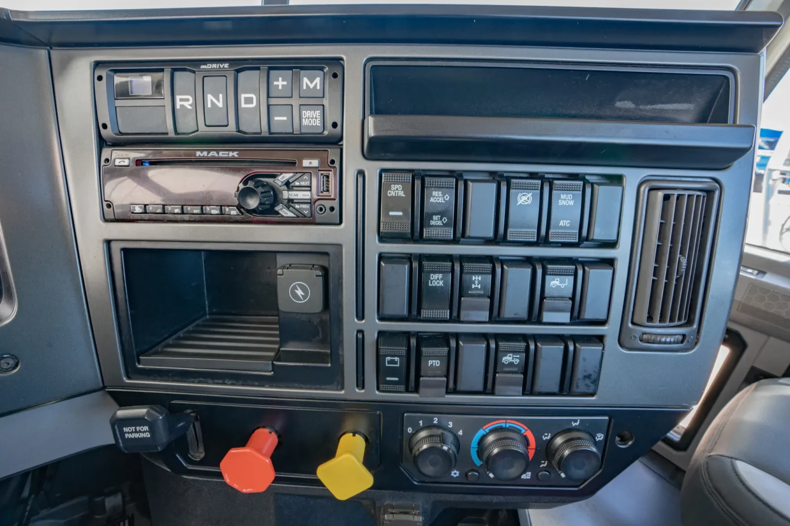 2019 Mack Pinnacle - image 18