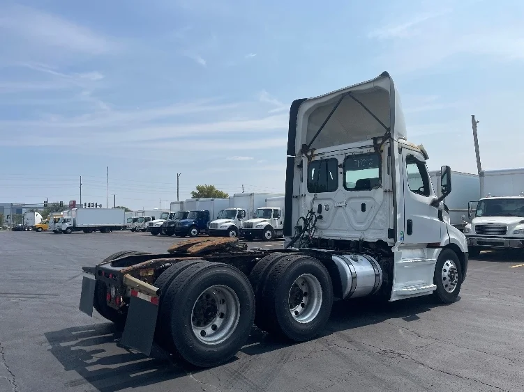 2018 Freightliner Cascadia in Chicago (Melrose Park), IL — photo 7