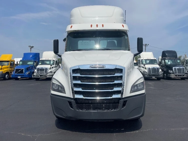 2018 Freightliner Cascadia in Chicago (Melrose Park), IL — photo 2