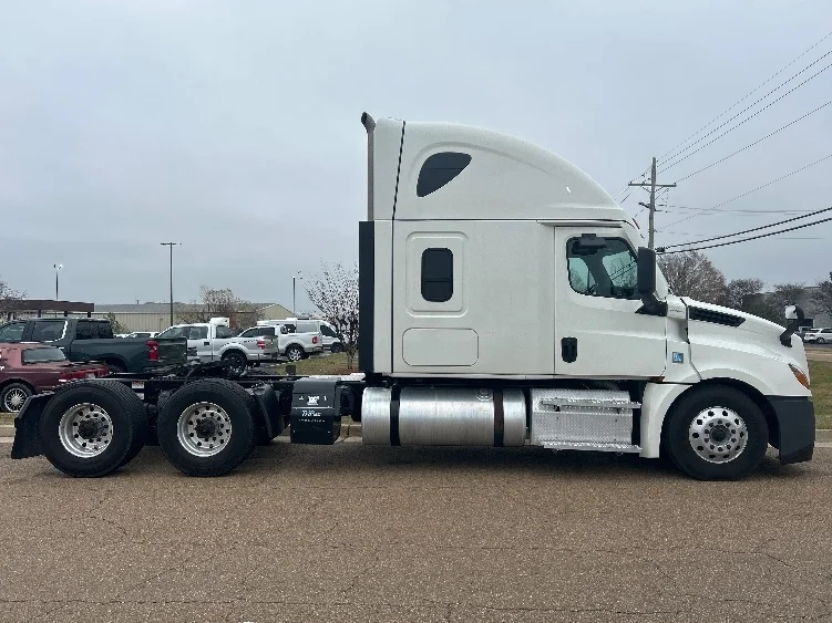 2021 Freightliner Cascadia - image 8