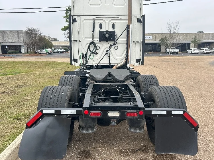 2021 Freightliner Cascadia - image 6