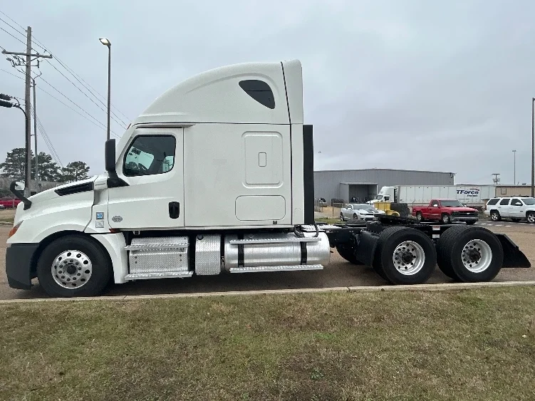 2021 Freightliner Cascadia - image 4