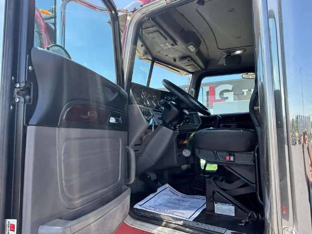 2016 Peterbilt 389 in Springfield, MO — photo 12