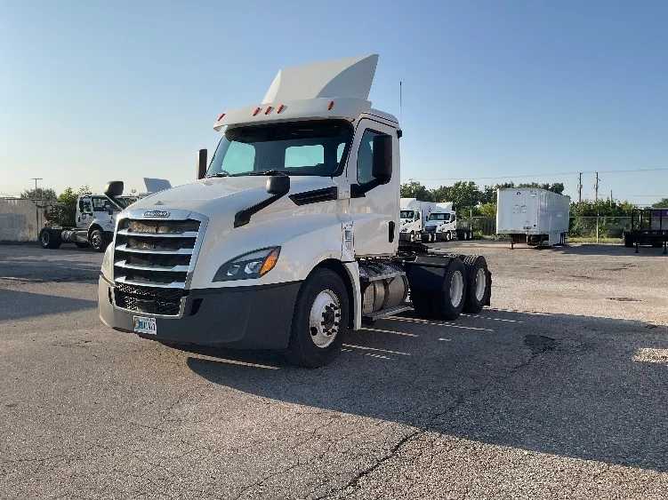 2019 Freightliner Cascadia in Flint, MI — photo 3