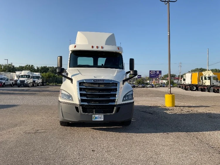 2019 Freightliner Cascadia in Flint, MI — photo 2