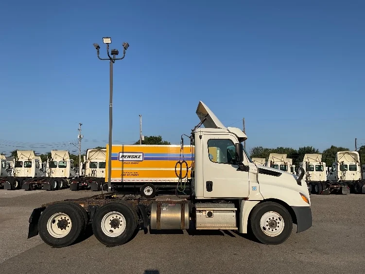 2019 Freightliner Cascadia in Flint, MI — photo 8