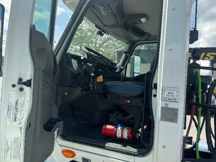 2019 International LT in Lexington, KY — photo 9