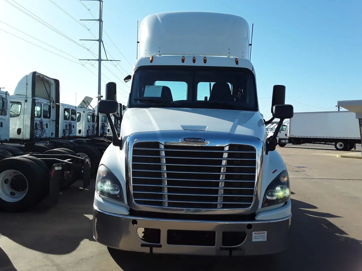 2020 Freightliner Cascadia - image 2