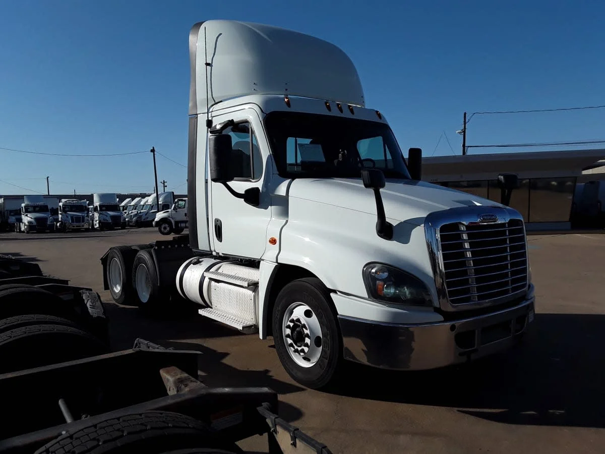 2020 Freightliner Cascadia - image 3
