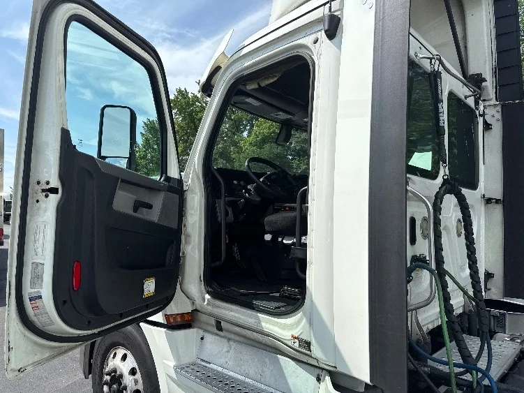 2019 Freightliner Cascadia - image 9