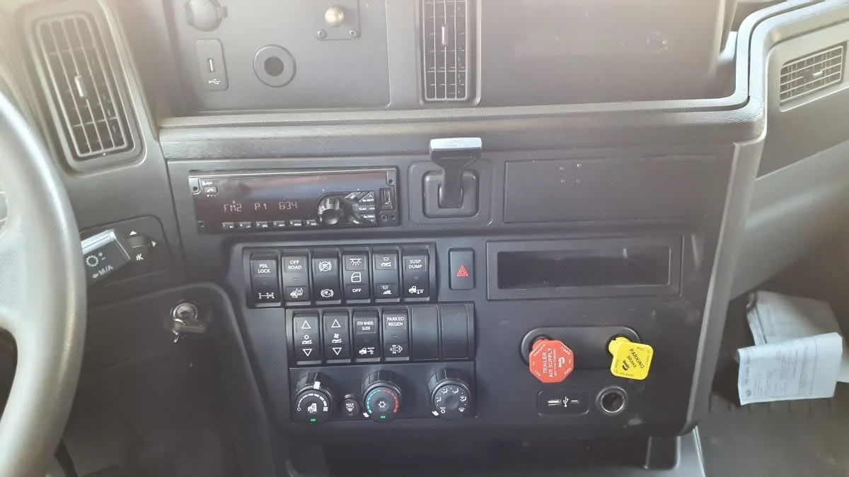 2019 International LT in Springfield, MA — photo 7