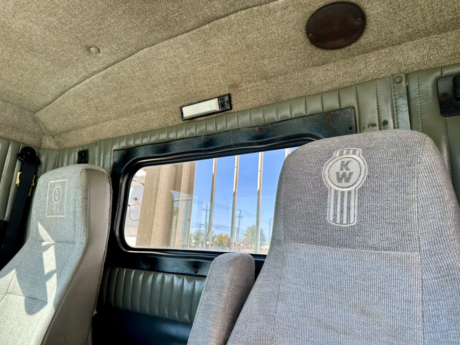 2001 Kenworth T800 - image 19