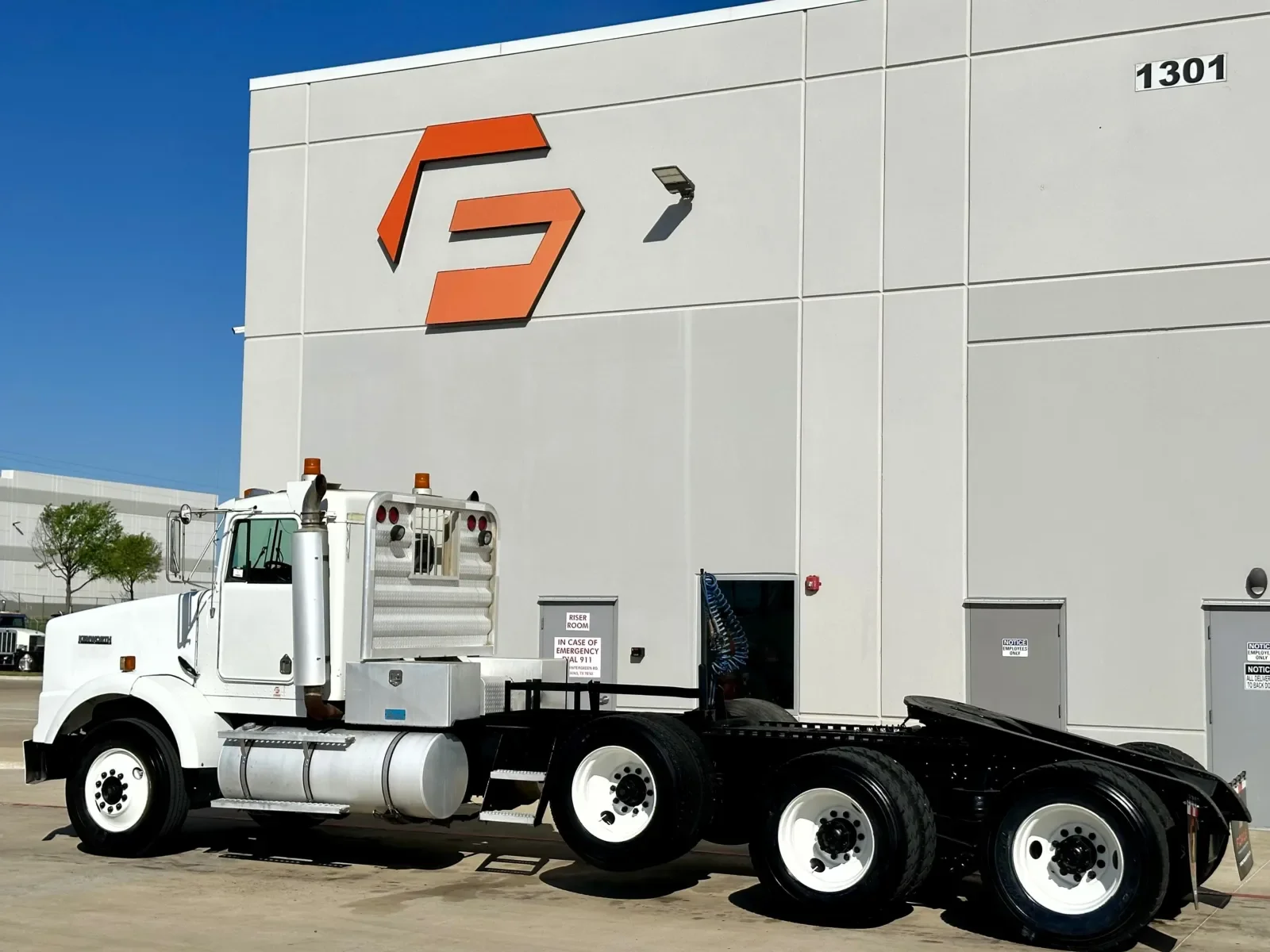 2001 Kenworth T800 - image 6