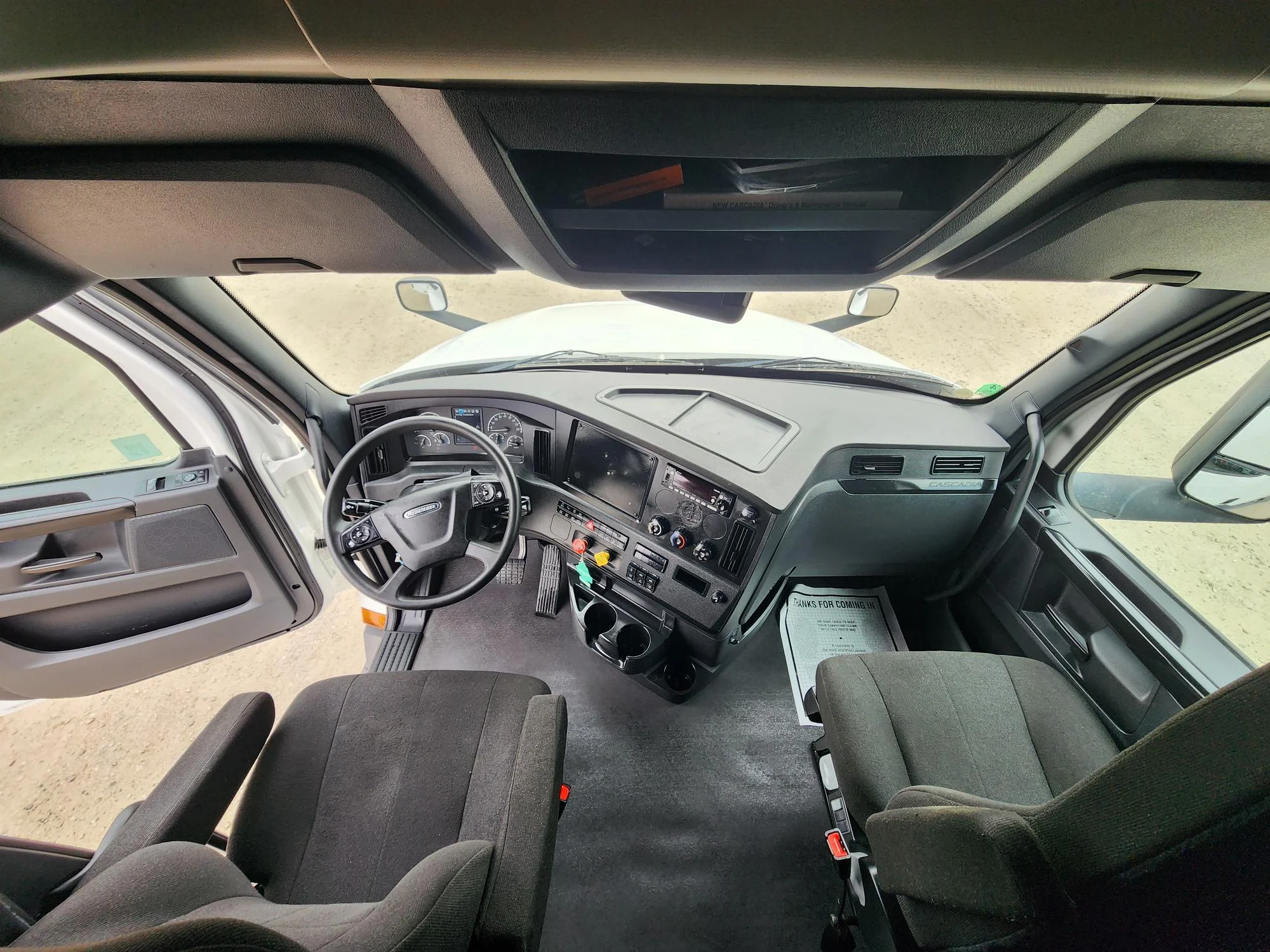 2023 Freightliner Cascadia in Fresno, CA — photo 13